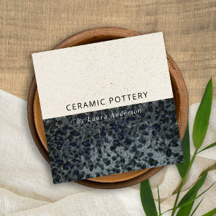 CARTE DE VISITE CARRÉ POTERIE CÉRAMIQUE GRIS NOIR TEXTURE ÉCLAIRÉE