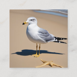 Carte De Visite Carré Un petit mouette sur une jolie plage entourée de g