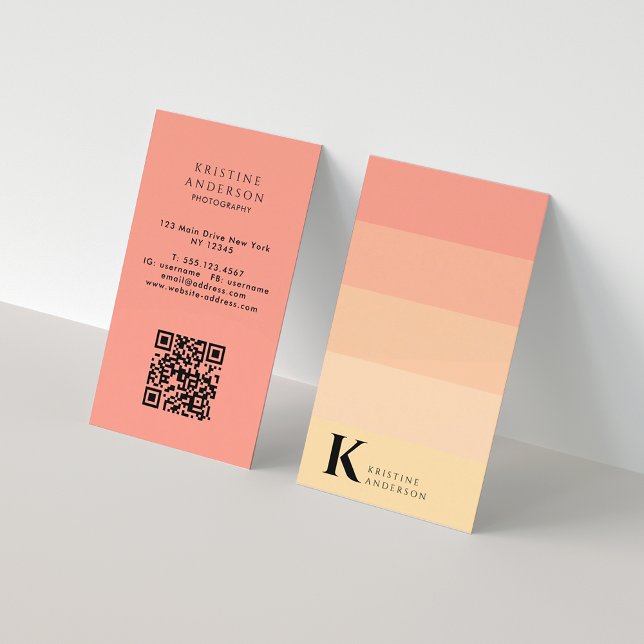 Carte De Visite Chic Peach Ombre Classic Monogramme QR Code (Créateur téléchargé)
