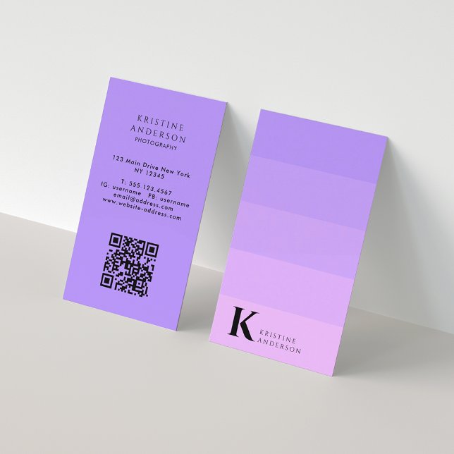 Carte De Visite Chic violet Lilac Ombre Classic Monogramme QR Code (Créateur téléchargé)