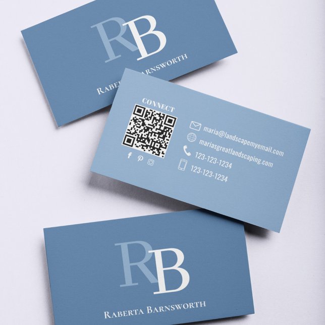 Carte De Visite Code QR à monogramme bleu simple | Entrez en conta (Blue and white style business card template with simple monogram.)