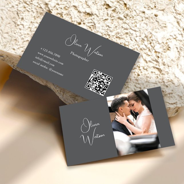 Carte De Visite Code QR Minimaliste Gris Photographe de Script (Créateur téléchargé)