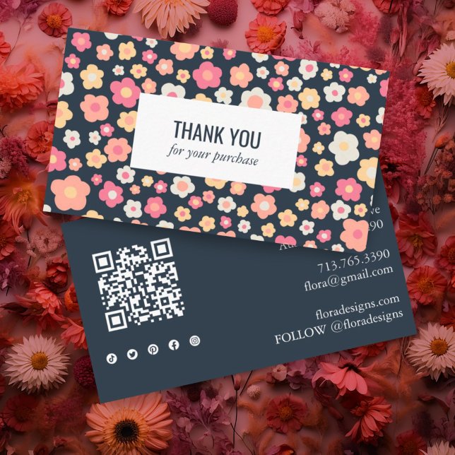 Carte De Visite Daisies douces Floral QR Code Social Icon Merci (Thank you for your order enclosure business card with daisy pattern, social icons and QR code. )