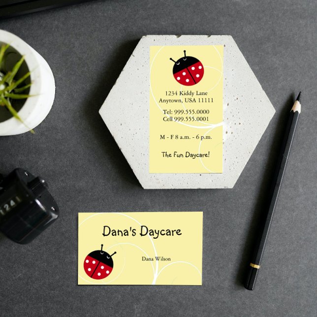 Carte de visite de garde d'enfants de Ladybug jaun (Yellow Ladybug Daycare Business Card)