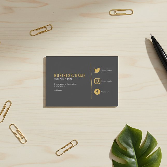 Carte de visite de médias sociaux gris et or. (Grey and gold social media icons modern business card.)