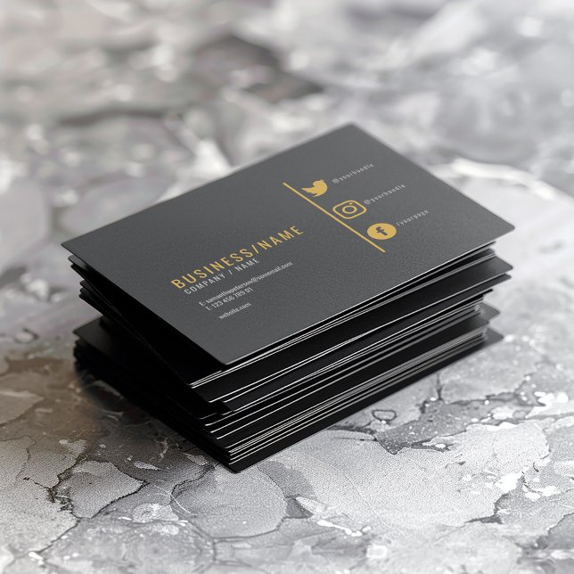 Carte de visite de médias sociaux gris et or. (Modern black and gold business card with social media icons and minimalist layout.)