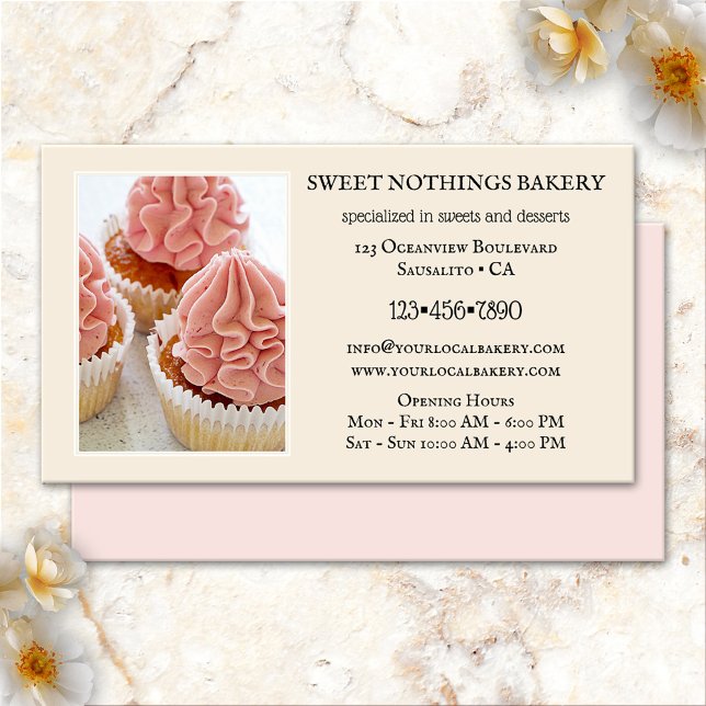 Carte de visite de restauration de la boulangerie  (Business card featuring pink cupcakes on a cream caramel background - sweet cupcake bakery - dessert)