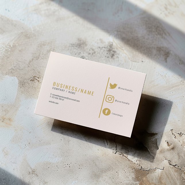 Carte De Visite Des icônes de médias sociaux rose subtil amusant (Modern gold and subtle pink business card with social media icons and minimalist layout.)