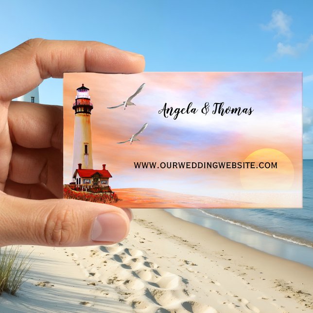 Carte de visite du site Web de mariage de Lighthou (Wedding website business card featuring a painting of a lighthouse at the beach at sunset)