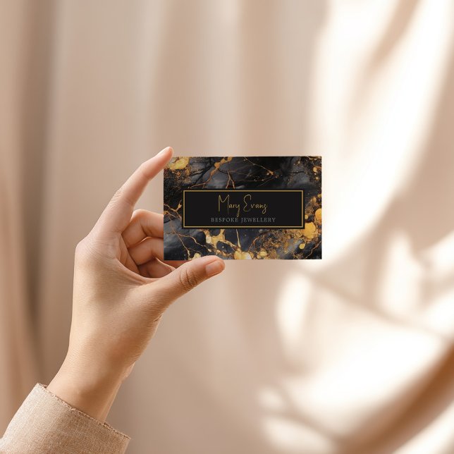 Carte de visite effet marbre or (Black marble business card with gold script and elegant frame.)