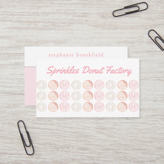 Carte De Visite Élégant Motif de beignes Pink Bakery Café  (Devant/Arrière en situation)