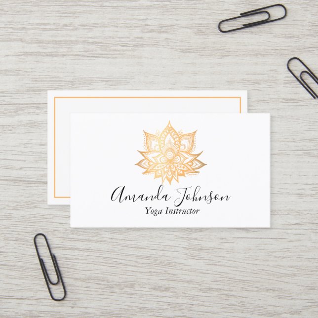 Carte De Visite Gold Lotus Flower Boho Yoga Enseignant Holding (Devant/Arrière en situation)