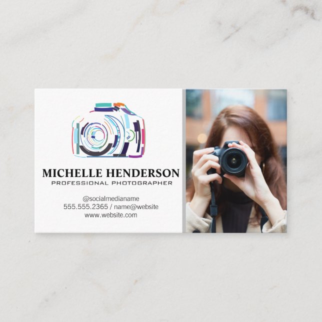 Carte De Visite Logo de caméra artistique | Femme tenant un appare (Devant)