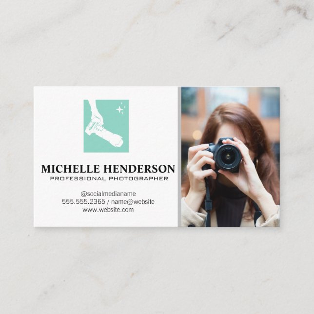 Carte De Visite Logo de la caméra | Femme tenant un appareil photo (Devant)