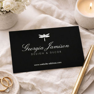 Carte De Visite Logo élégant de libellule de type sur fond noir