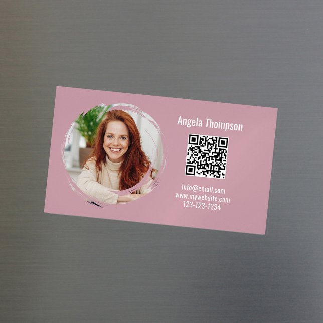 Carte De Visite Magnétique Photo QR Code Pink Modern Magnetic  (Pink business card magnet with scannable QR code.)