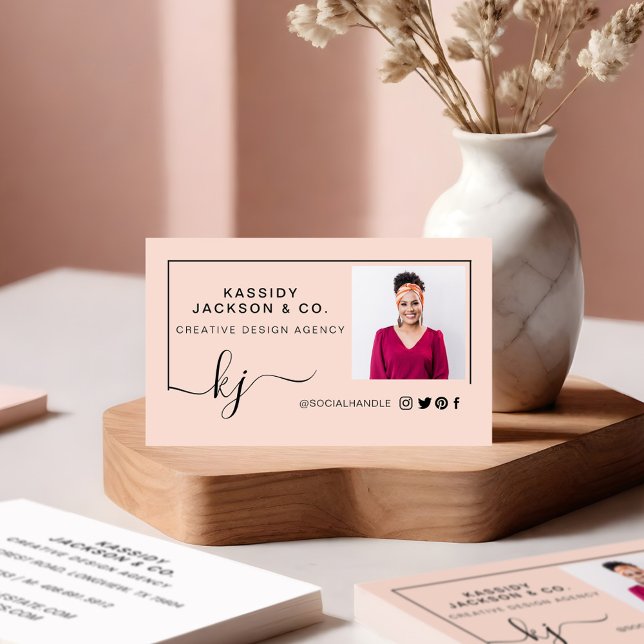 Carte De Visite Minuscule Script Monogramme Cadre photo rose (Minimal Stylish Script Monogram Frame Photo Pink Business Card Front)