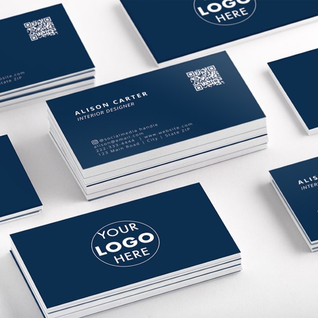 Carte de visite moderne | bleu foncé | Code QR | L (Stacks of dark blue business cards showing the front of the card with QR code and logo at the back.)