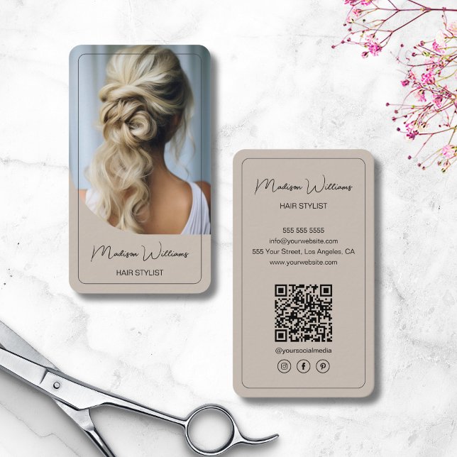 Carte De Visite Moderne Script Coiffure Stylo Salon Beige (Modern Script Hair Stylist Salon Beige Business Card)