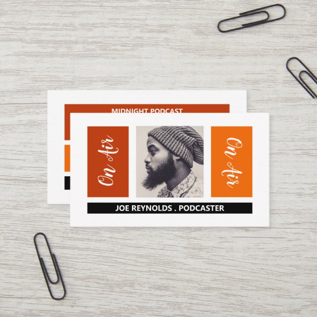 Carte De Visite On Air - Podcaster Photo - Retro Podcaster (Devant/Arrière en situation)