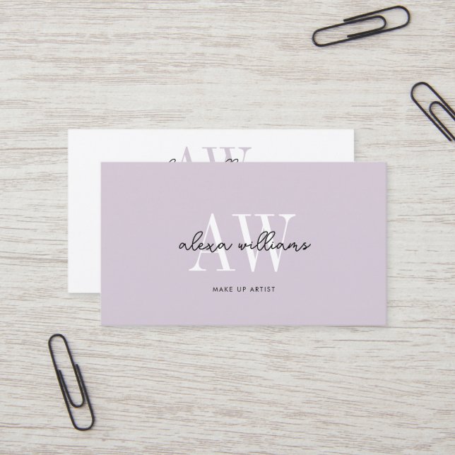 Carte De Visite Pale Lavender Monogramme Typographie Script Code Q (Devant/Arrière en situation)