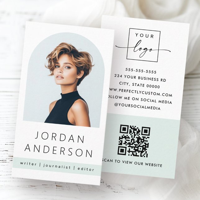 Carte De Visite Photo d'arc logo QR vert mer pâle pâle (Arch photo minimal pale dusty sea green QR logo Business Card)