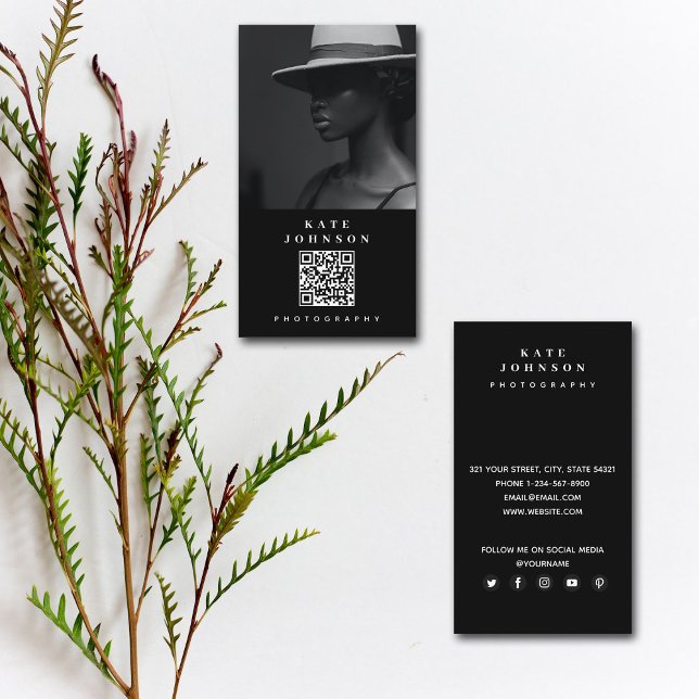 Carte De Visite Photographe minimaliste moderne QR Code médias soc (Créateur téléchargé)