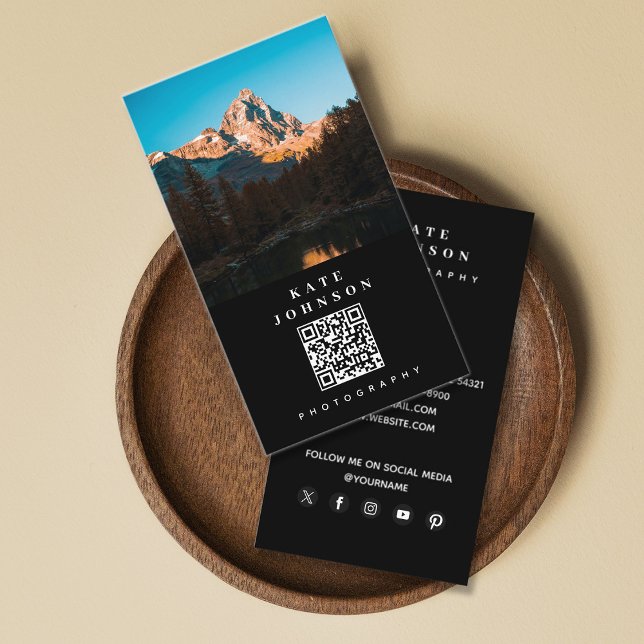 Carte De Visite Photographe minimaliste moderne QR Code médias soc (Modern Minimal Photographer QR Code Social Media Business Card)