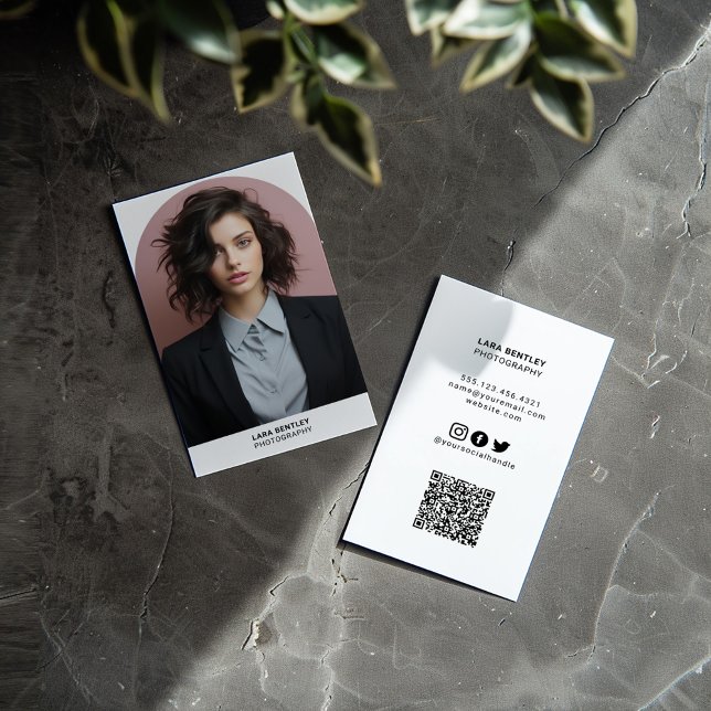 Carte De Visite Photographie moderne styliste de médias sociaux av (Photo business card with a high-quality photo in a stylish arched frame, along with QR code)