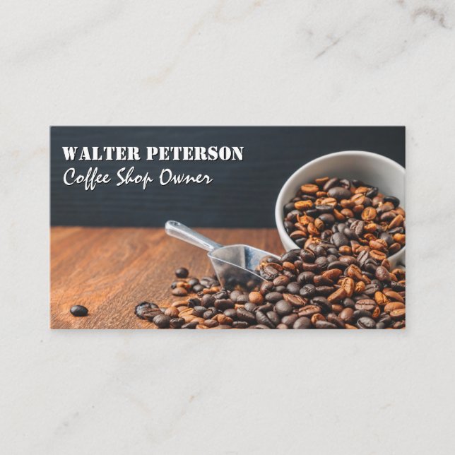 Carte De Visite Pile de fèves de café grillées sur la table (Devant)