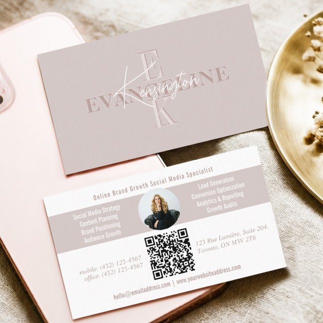 Carte de visite QR Code photo à monogramme minimal (Pink Modern Minimal Monogram Script Photo QR Code Business Card)