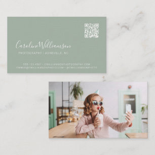 Carte De Visite Sage moderne Green Script Photo QR Code tendance