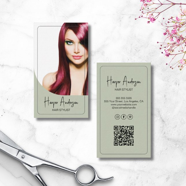Carte De Visite Salon de coiffure personnalisé Photo QR Vert sauge (Hair Stylist Salon Custom Photo QR Sage Green Business Card)