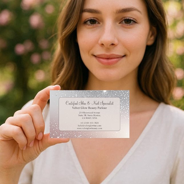Carte De Visite Technicienne de l'onglerie experte en beauté à pai (Girly Silver Glitter Skin Nail Expert Beautician Business Card)
