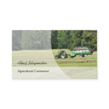 Tracteur vert avec une remorque chargée par