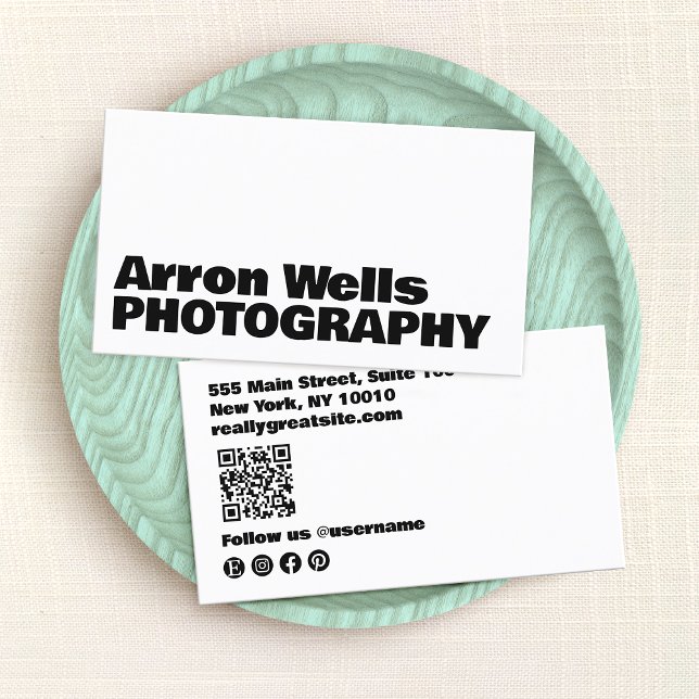 Carte De Visite Typographie moderne professionnelle en gras Code Q (Bold Typography balc and white business card with QR code and social media icons)