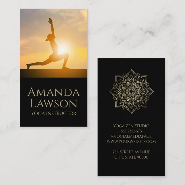 Carte De Visite Une femme pratique le yoga au coucher du soleil (Devant / Derrière)
