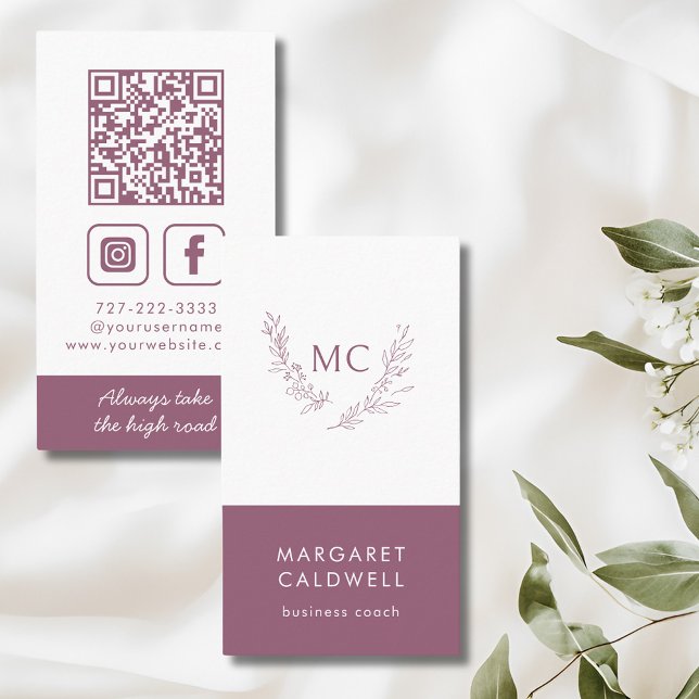 Carte De Visite Verticale de couronne de monogramme pourpre et cen (Dusky Purple Monogram Wreath Social Media Vertical Business Card)