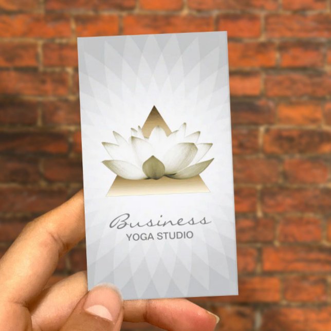 Carte De Visite Yoga Instructeur Gold Lotus Logo moderne géométriq (Créateur téléchargé)