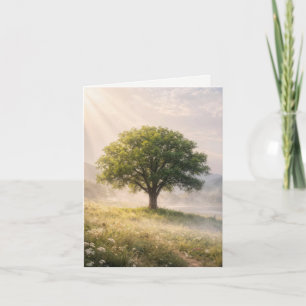 Carte de vœux Arbre vert solitaire avec rayons de
