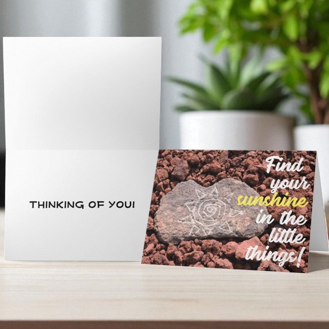 Carte de vœux avec soleil gravé à la main sur roch (Cover and inside template text standard folding greeting card)