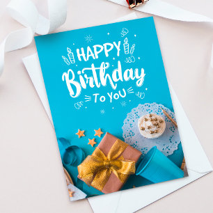 Carte de voeux d'anniversaire avec cadeau et gâtea