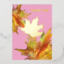 Feuille de érable à l'aquarelle dorée sur fond ros