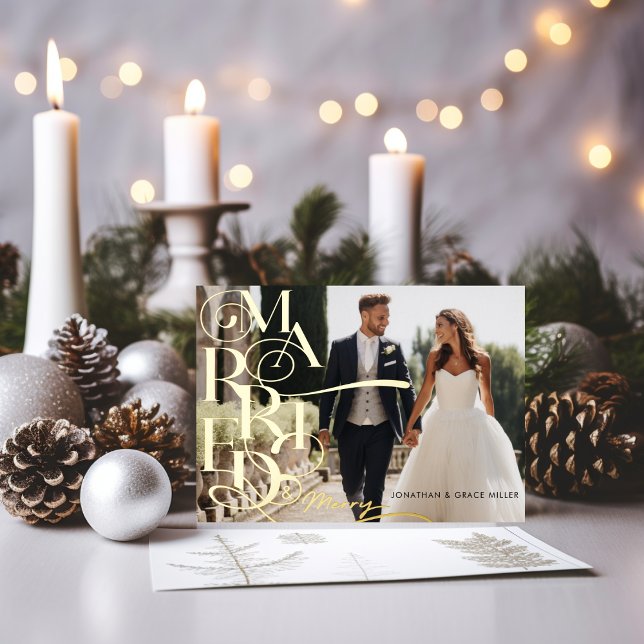 Carte De Vœux En Aluminium Marié & Joyeux Élégant Typographie Moderne (Married & Merry Elegant Typography Modern Foil Holiday Card)