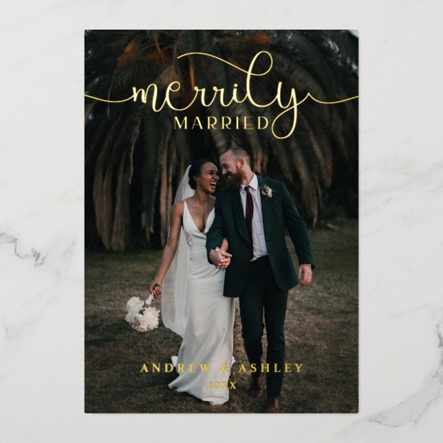 Carte De Vœux En Aluminium Merrily Marié Élégant Script Newlyweds Photo (Recto)