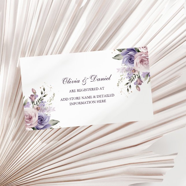 Carte d'enregistrement Mariage Boho Mauve et Lilac (Boho Mauve and Lilac Flowers Wedding Registry Card on a sunny neutral dry palm leaf.)