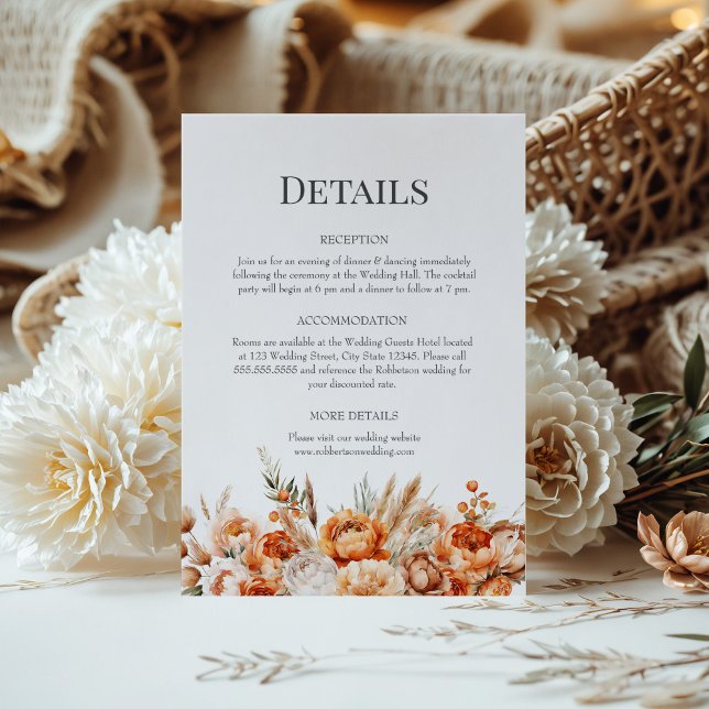 Carte Détails du Mariage de fleur sèche de corail  (Coral and Peach Dry Flower Wedding Details Card on a sunny table with a boho flower bouquet.)