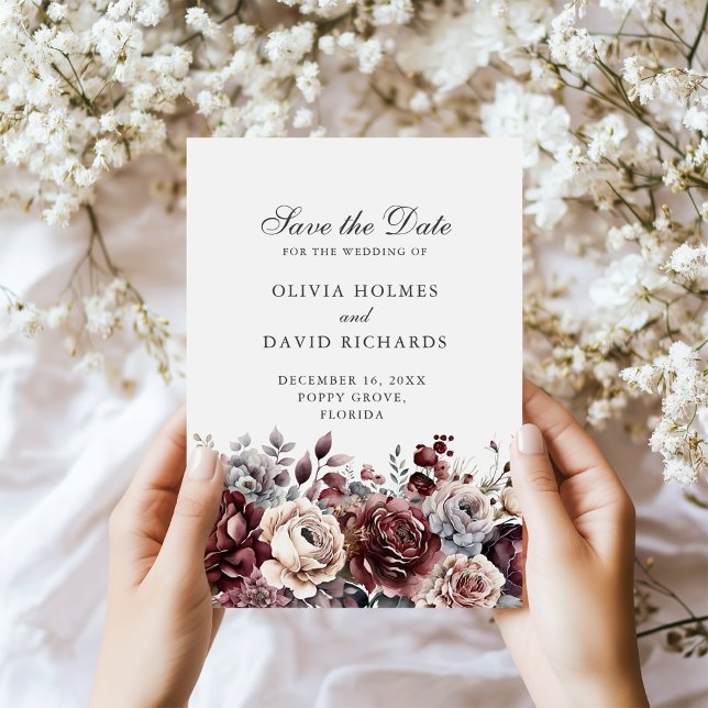 Carte d'Insertion de Détails de Mariage Bohème Bei (Beige Boho Wedding Details Insert Card in hands next to tiny white flowers)