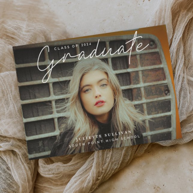 Carte Diplôme de photo de script simple (Elegant modern script graduate photo graduation invitation announcement.)