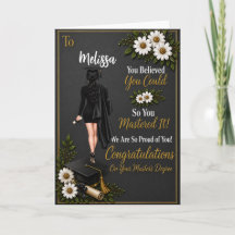 Diplômée de master femme aux cheveux noirs